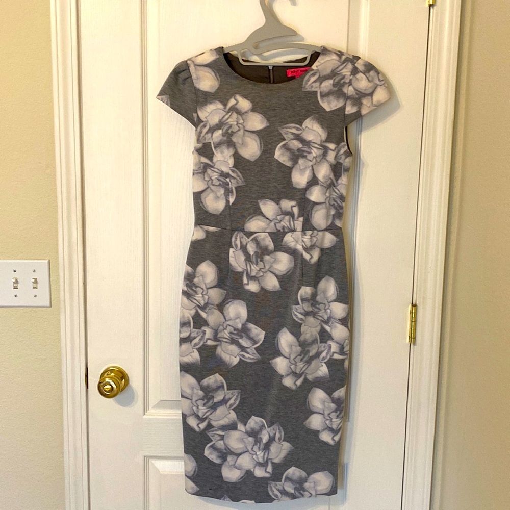 Betsy Johnson cap-sleeve, exposed zipper back, knee-length fitted dress